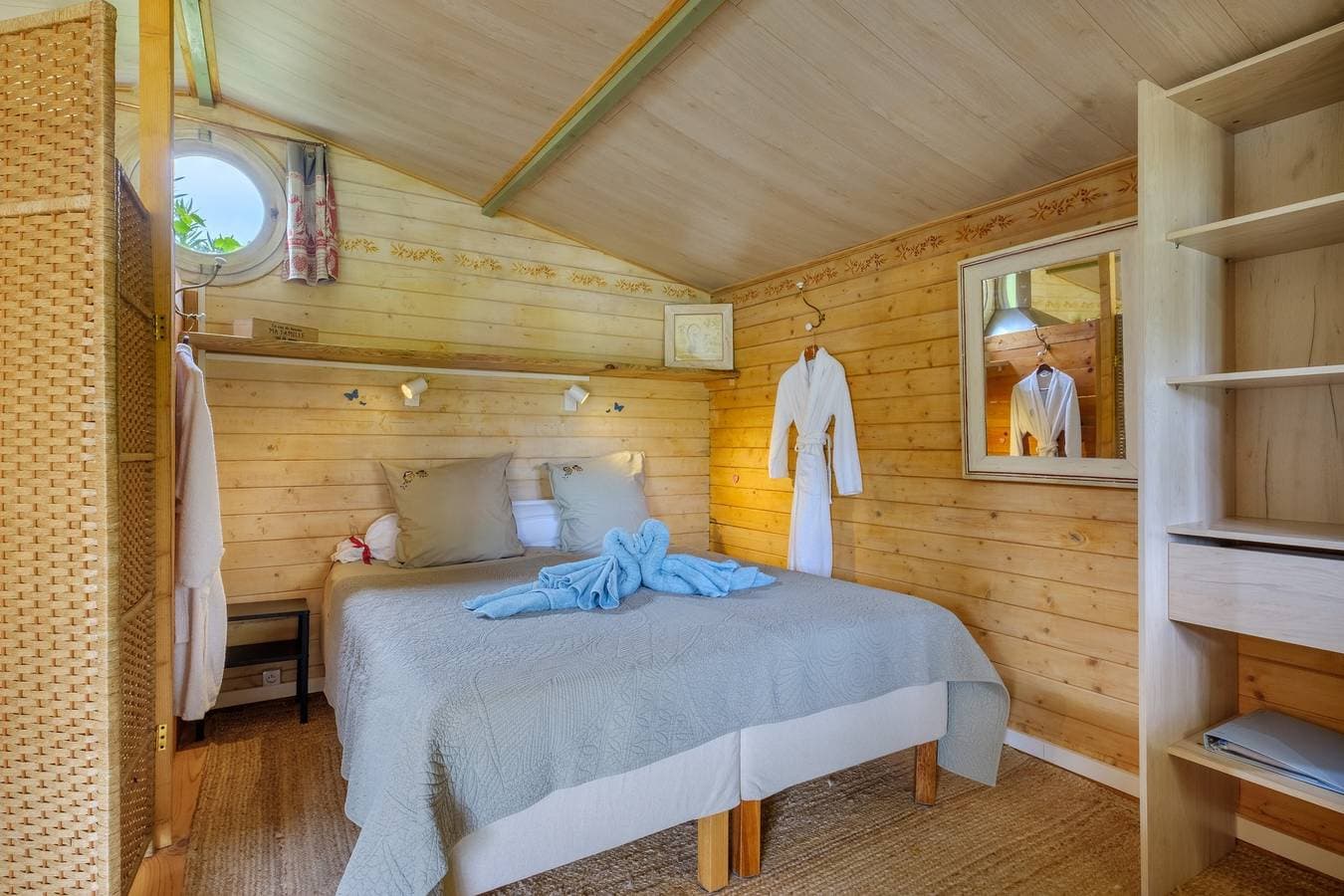 Foto 10 von 25: Chalet 'Les Iris' mit privatem Pool, gemeinsamer Terrasse und Klimaanlage