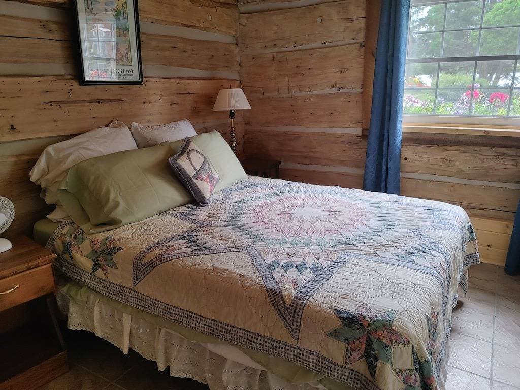 Foto 2 von 13: 1866 Pre-Confederation Log cabin at Gerber's