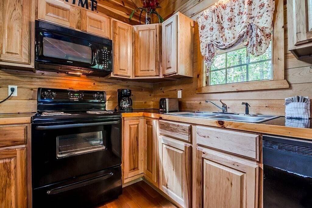 Foto 12 von 19: Romantischer Kurzurlaub Gemütliche Hütte | 1Br 1Ba | Whirlpool | Whirlpool | Haustierfreundlich