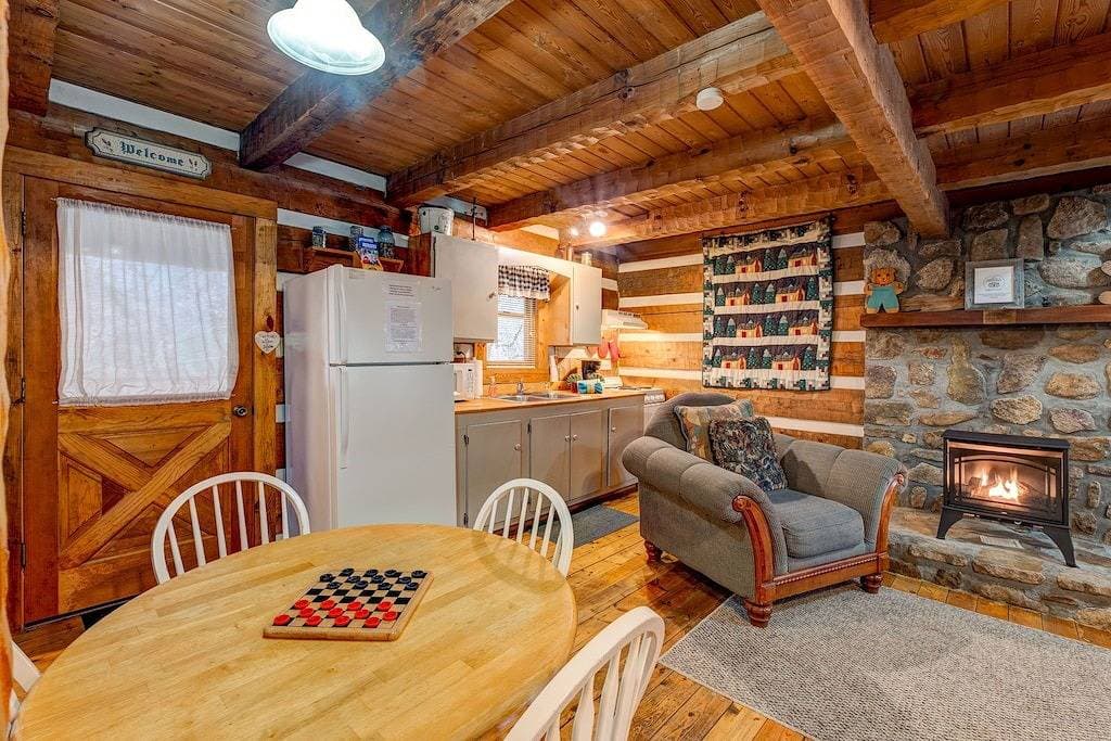 Foto 5 von 45: Vor Liebe platzende Herzen (Romantic Creekside Retreat)