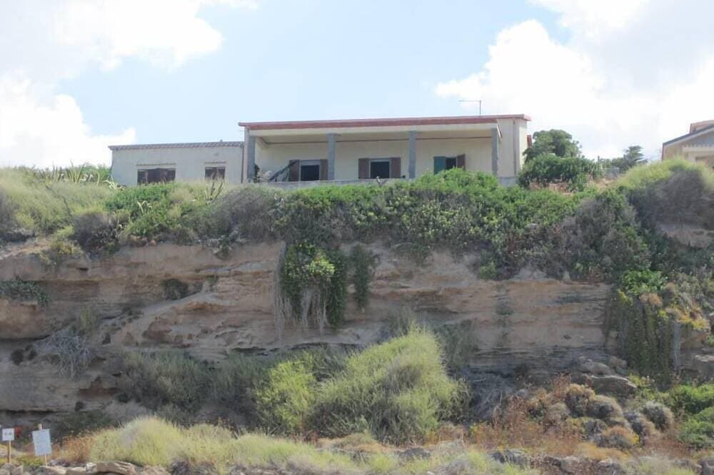 Foto 10 von 14: Freistehendes Ferienhaus mit Panoramablick über das Meer  und direktem Zugang zum Strand