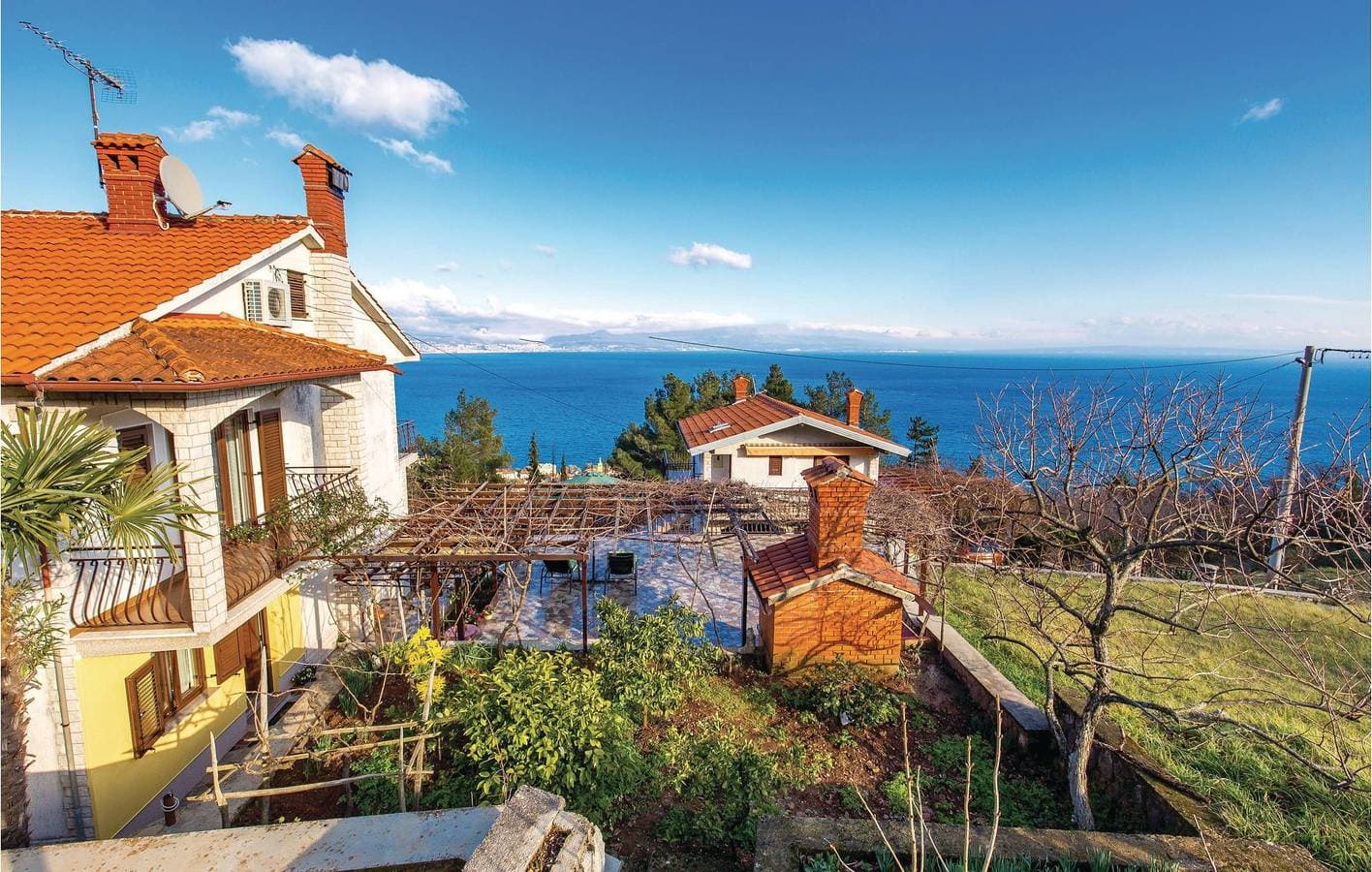 Charmantes Apartment mit Meerblick, Terrasse, WLAN und Parkplatz, 1 km vom Strand entfernt 1