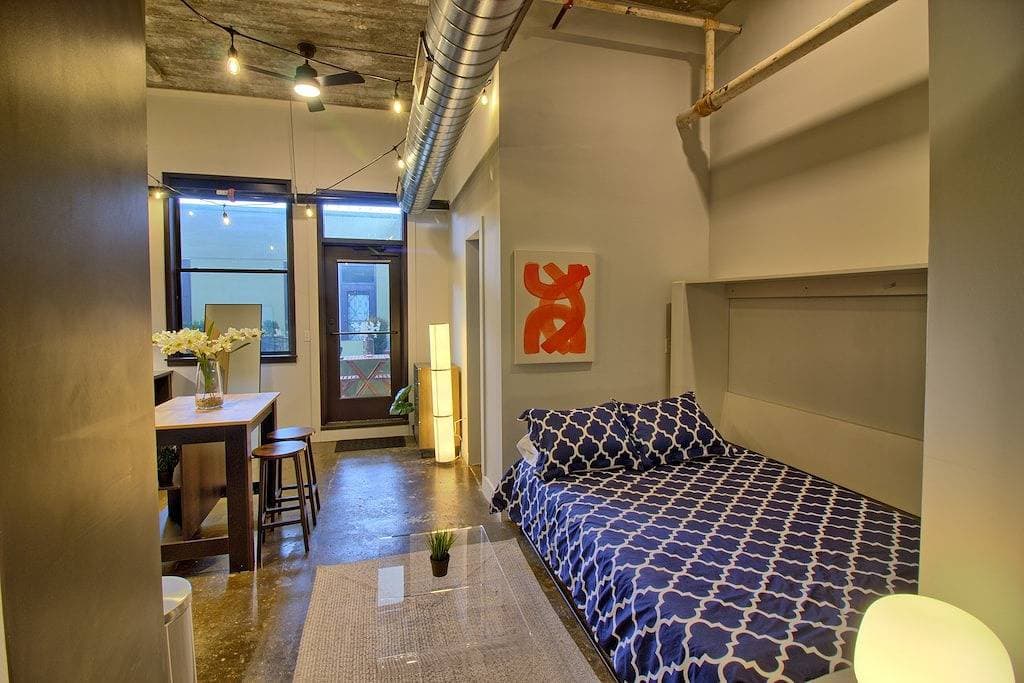 Foto 10 von 23: Chic Ultramodern Minimalist Studio Loft + Patio