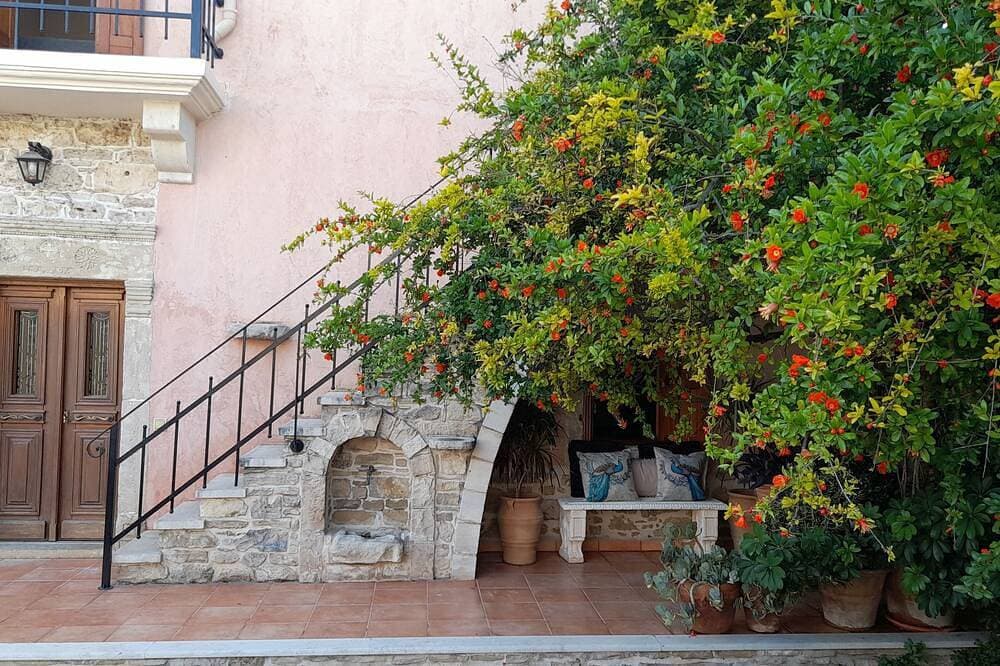 Foto 12 von 23: 150τ.μ villa στο κεντρο καμηλαριου