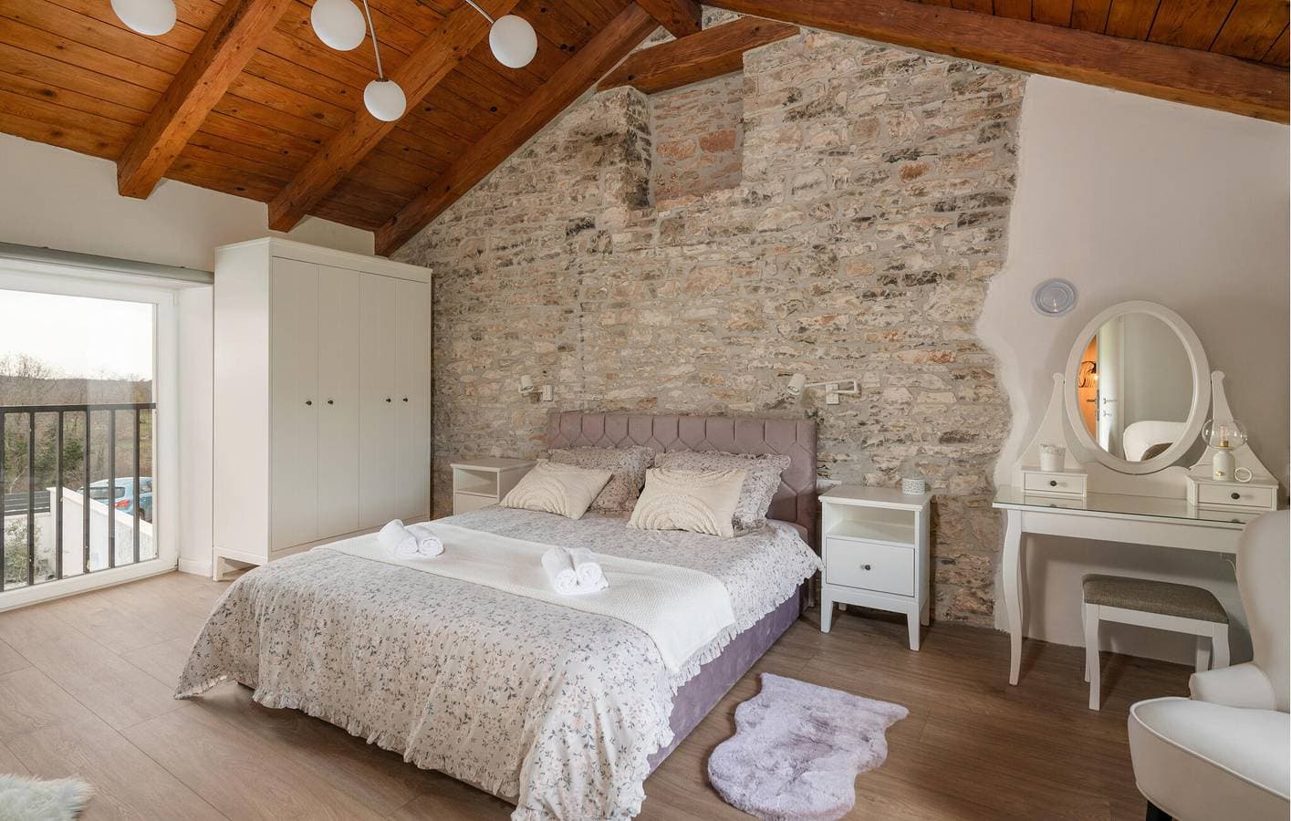 Foto 11 von 24: Gemütliche 100 m² große Ferienwohnung mit Pool, Terrasse und WLAN in der Nähe von Kanfanar