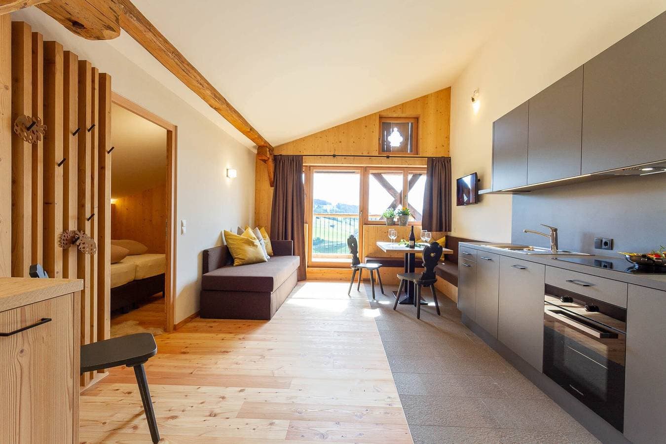 Foto 3 von 13: Ferienwohnung "Daimlhof Ferienwohnung Lärchenzweig" mit Bergblick, Garten, Balkon und WLAN