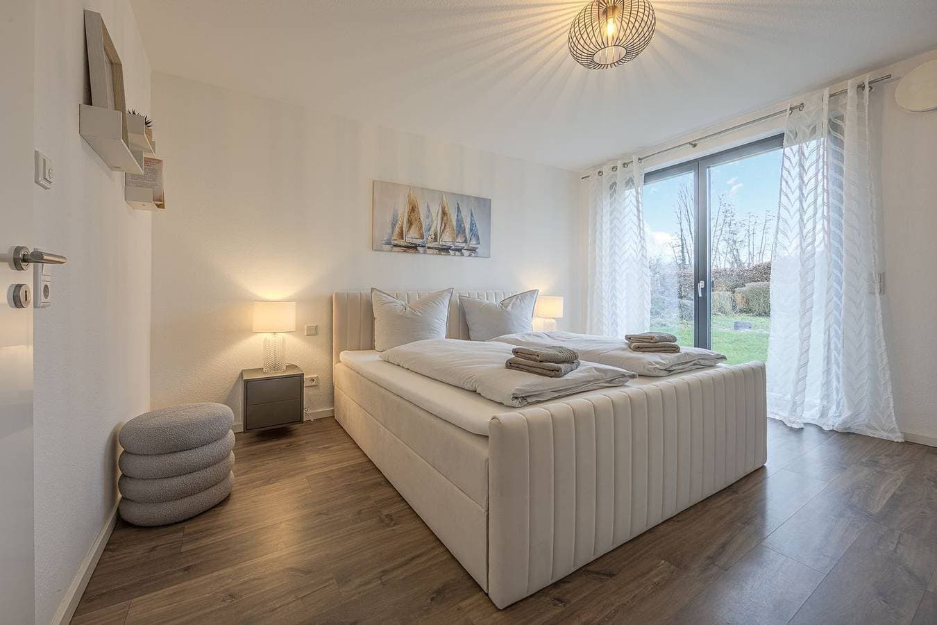 Foto 3 von 18: Seenahe große + sehr moderne Ferienwohnung Konny mit  überdachter Terrasse