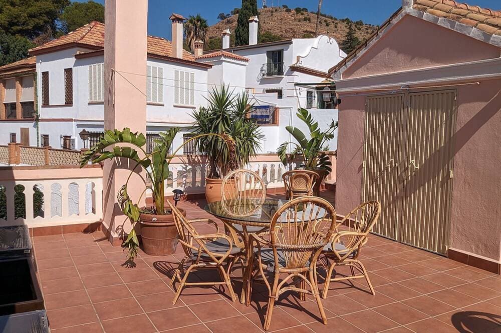 Central Location! Lovely Room with Free Wi-Fi 1