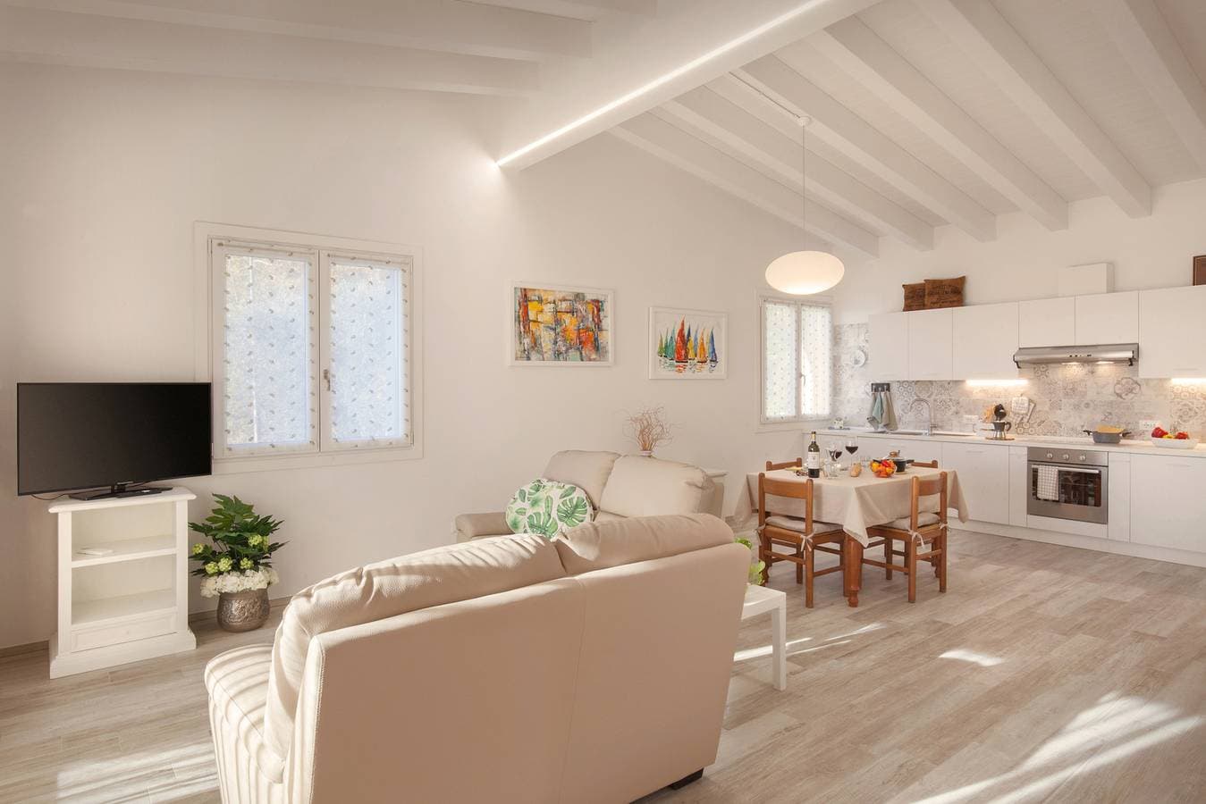 Foto 9 von 20: White Apartment with Terrace and Lake View
