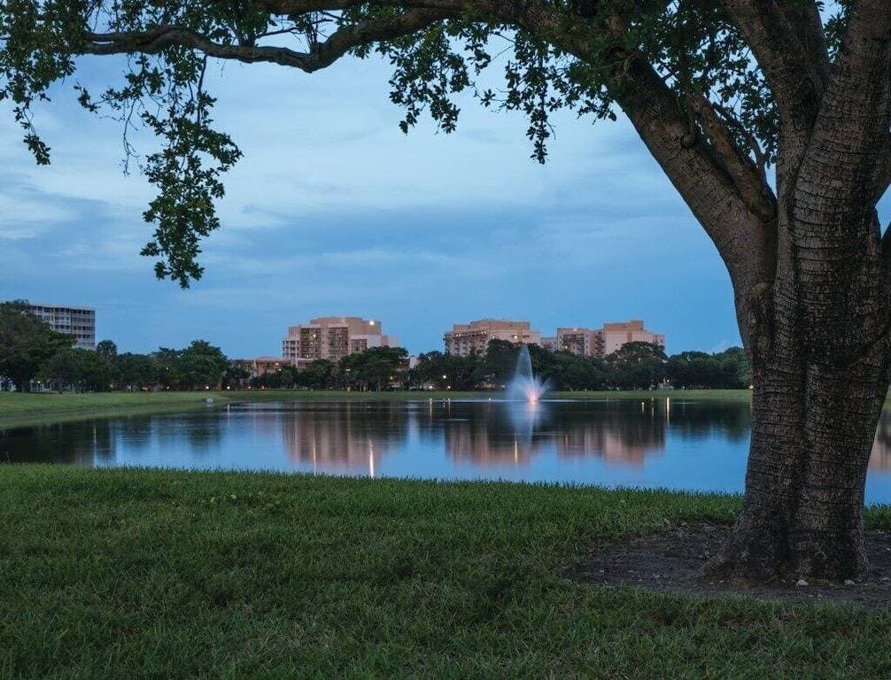 Foto 10 von 50: Pompano Beach | Couples Golf Getaway | Pool + Golf