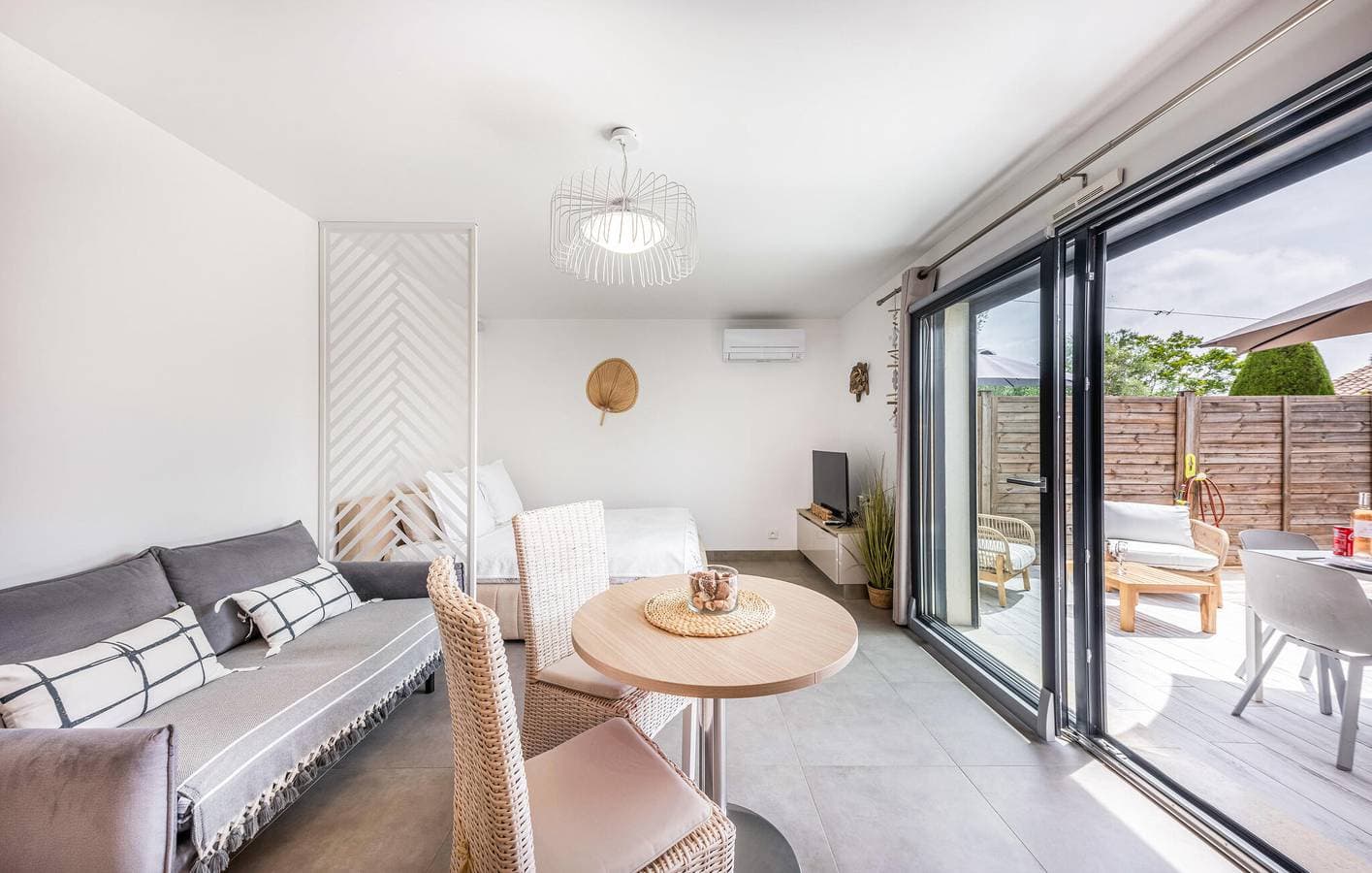 Foto 7 von 11: Breezy Riverside Retreat mit Parkplatz und Terrasse