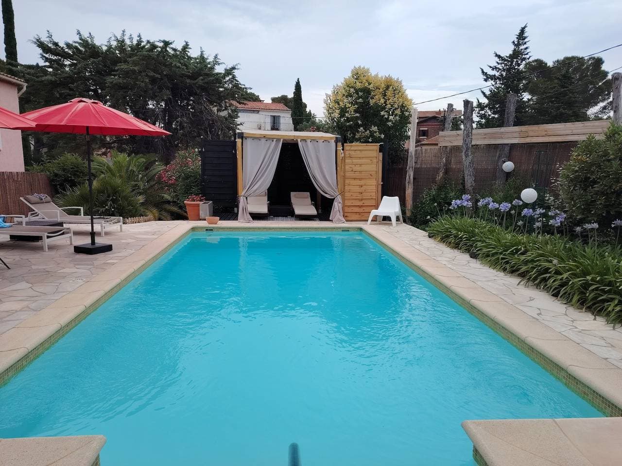 Foto 2 von 39: Appartement 'Ptit Coin De Paradis Plage Peguiere' mit privatem Pool, WLAN und Klimaanlage