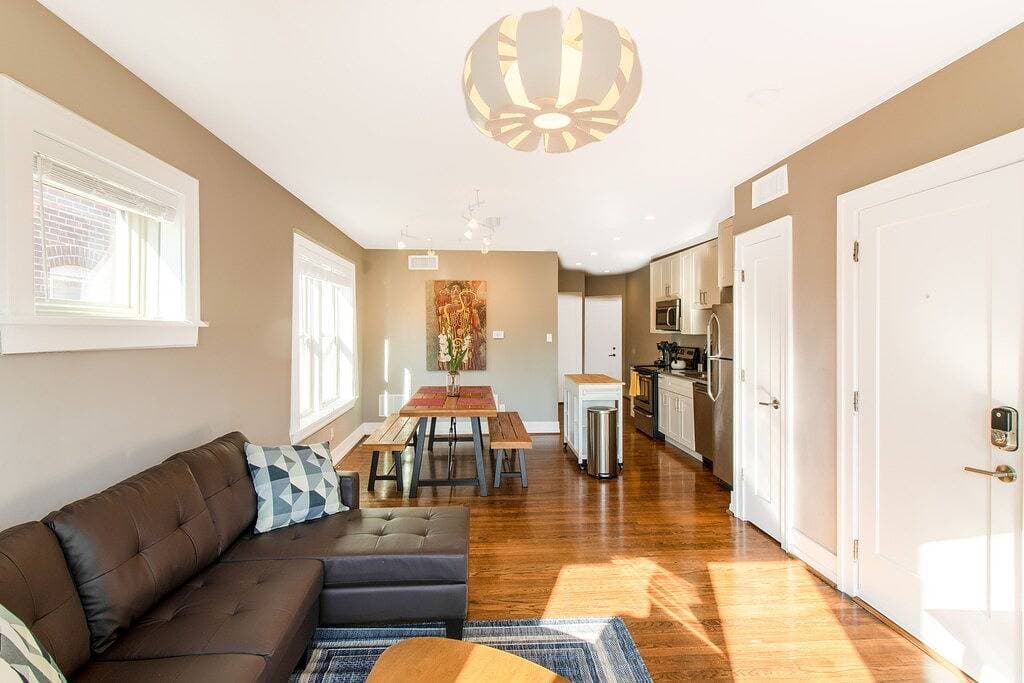 Foto 2 von 28: Chic Minimalist Gem w/ Fenced Backyard + W/D