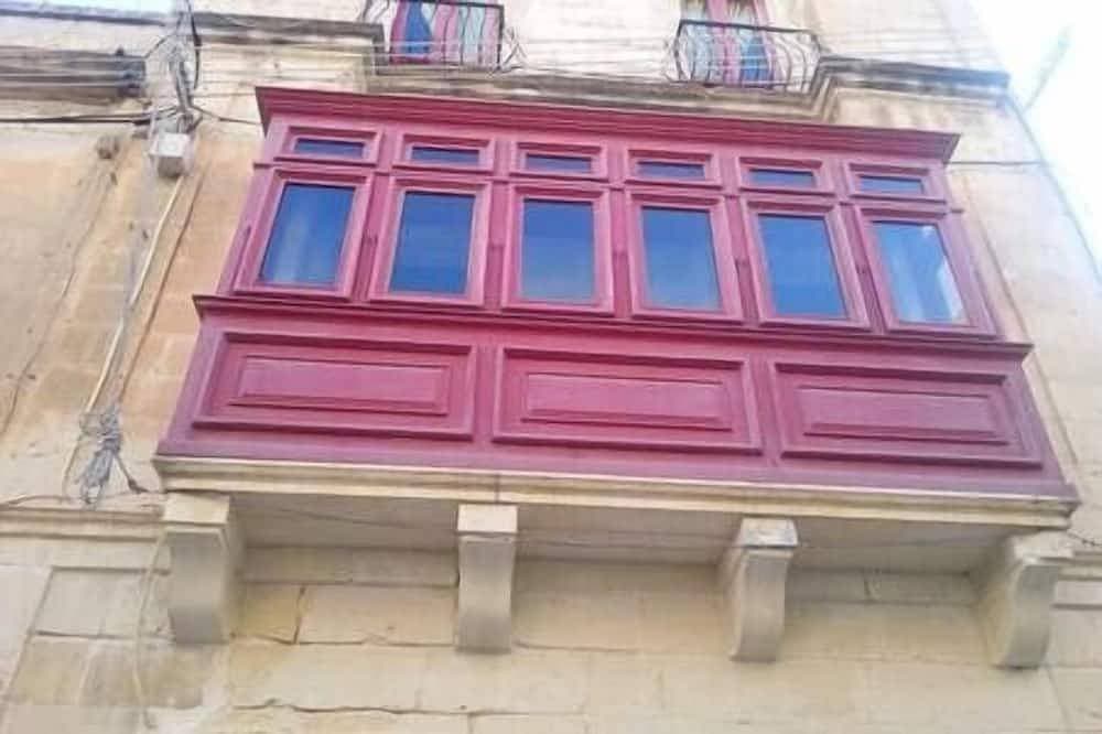 Sliema balcony flat AC 1
