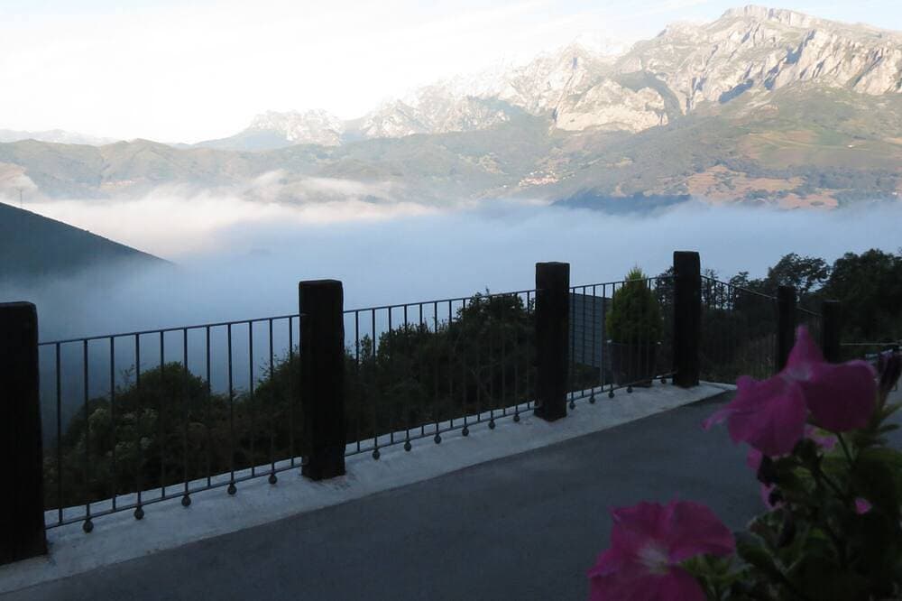Foto 10 von 22: Der Aussichtspunkt von Cobeña. 60 m Haus. mit herrlichem Blick auf die Picos de Europa.