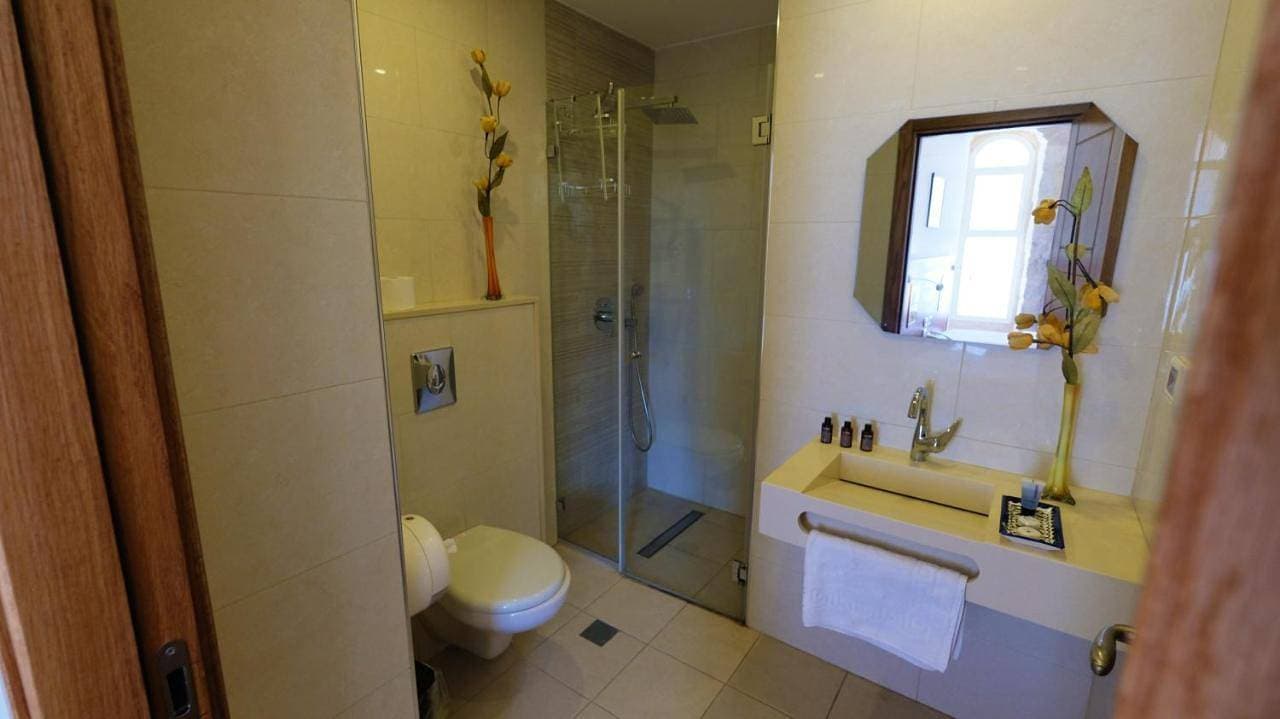 Foto 6 von 22: Family Room with Balcony (1 Double Bed + 1 Single Bed)