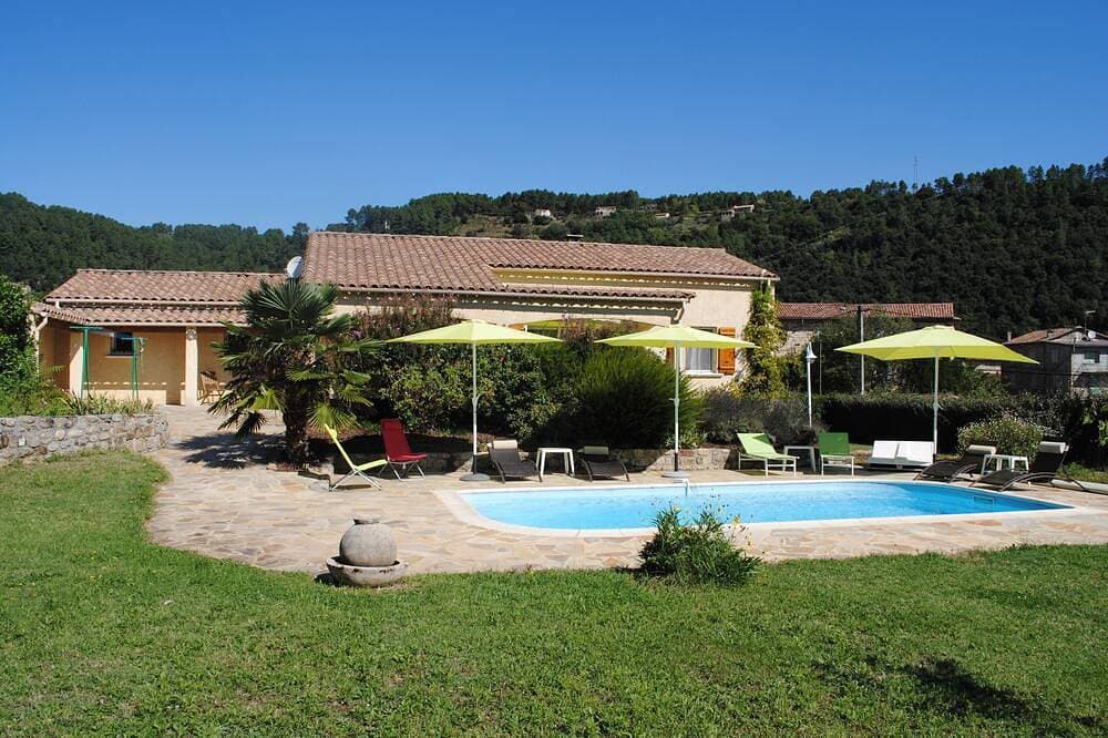 Haus auf einer Ebene, ruhig, mit Garten und Pool 1