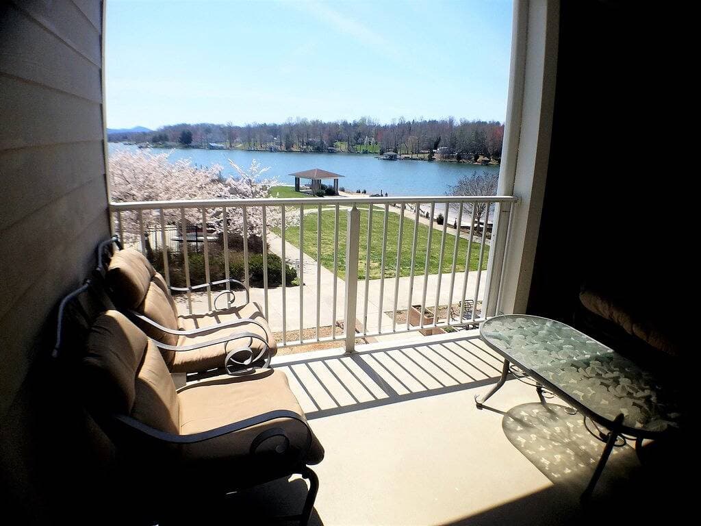 Foto 6 von 21: #113 Pointe - 1  Bedroom Lakefront Condo at Mariners Sml