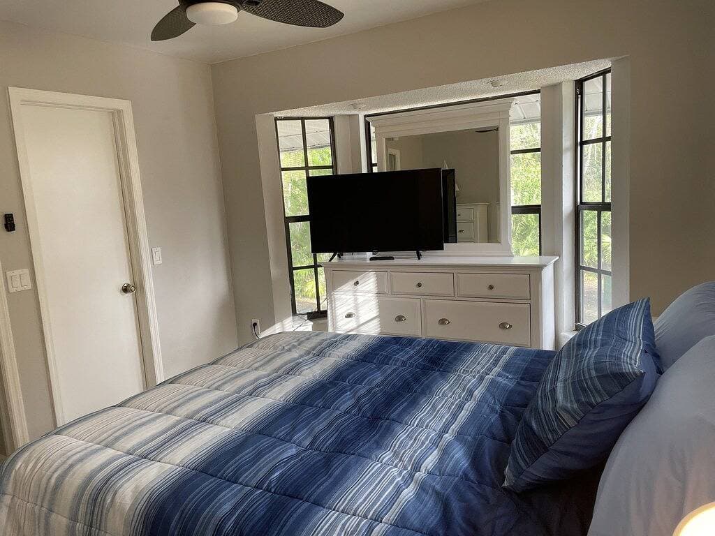 Foto 12 von 23: Manatee Manor. Waterfront, dock, stilted home. Renovated June '23.