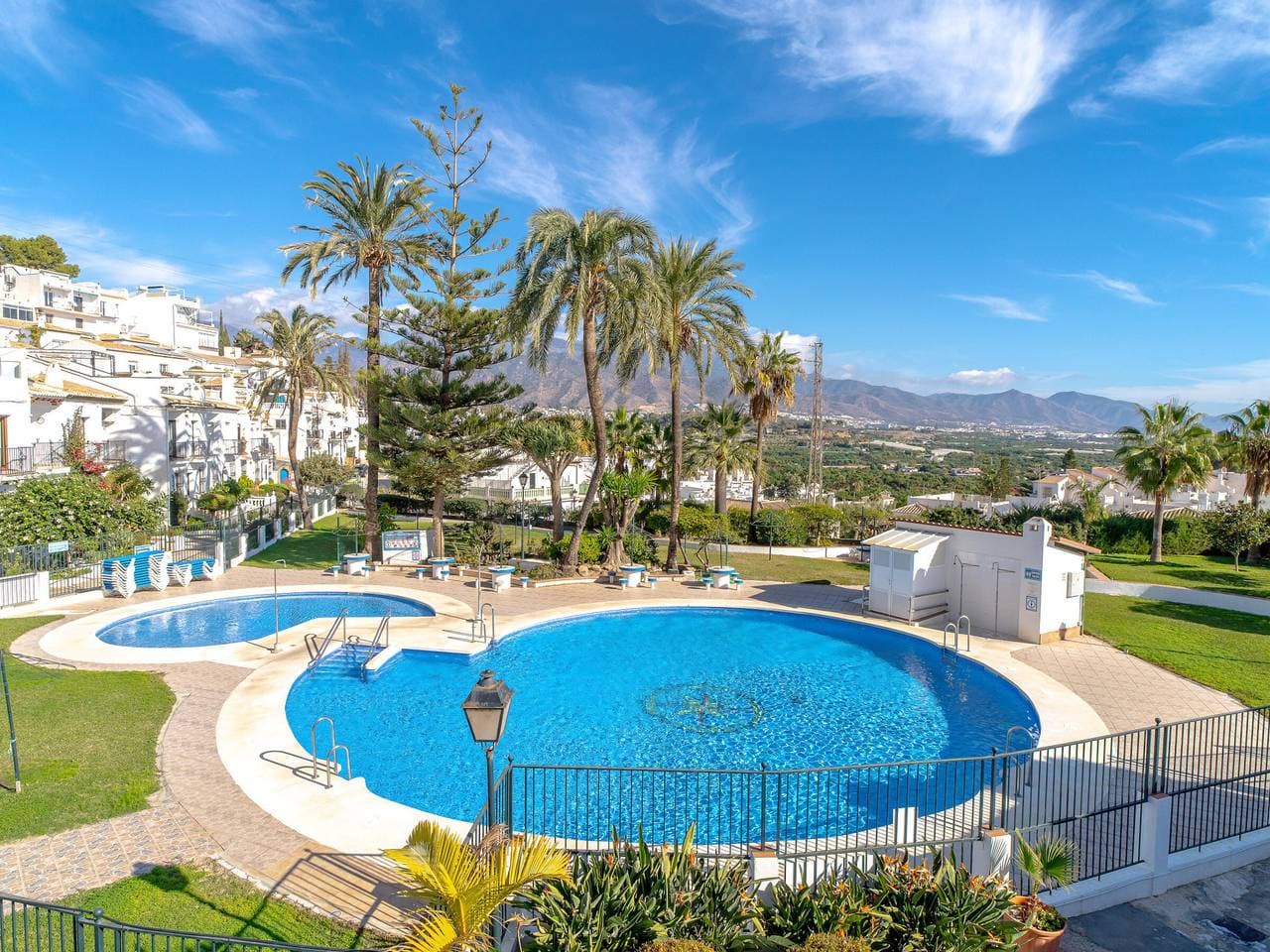 Foto 6 von 36: Gepflegtes Ferienhaus in Nerja mit Pool, Terrasse & Klimaanlage, 500m vom Strand.