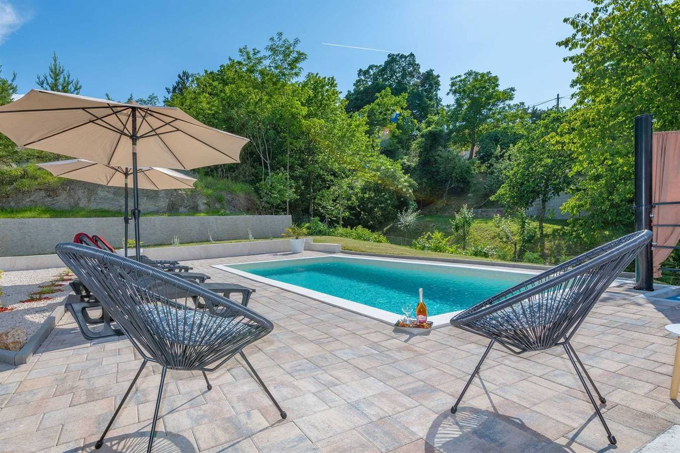 Foto 10 von 30: Familienfreundliche Villa Bonissa in einem ruhigen Dorf mit privatem Pool und großem Garten