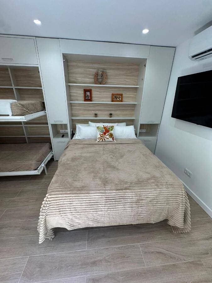 Foto 3 von 20: Family Room with Bathroom