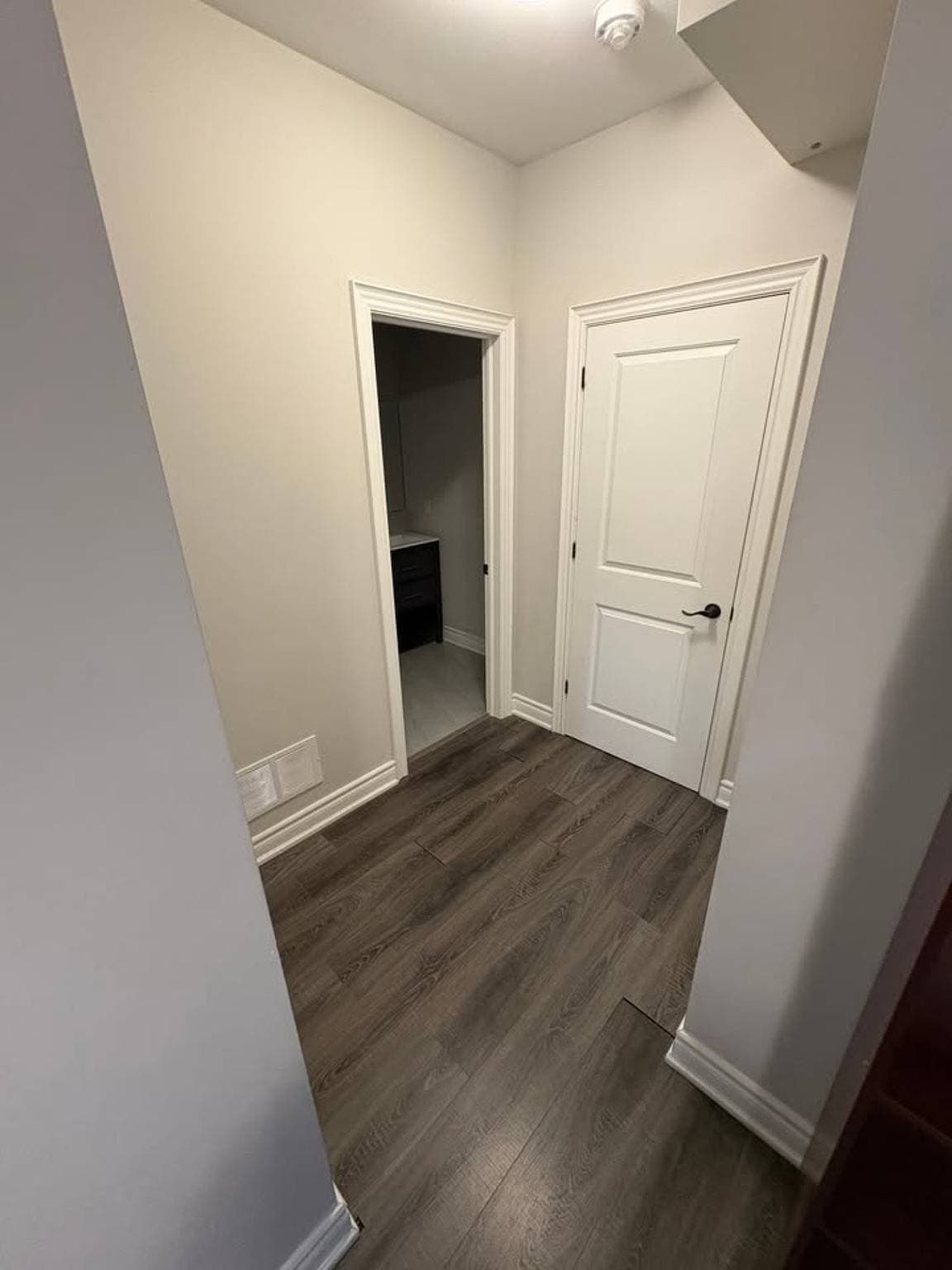 Foto 7 von 9: Privates Zimmer mit eigenen Einrichtungen im Apartment in Toronto