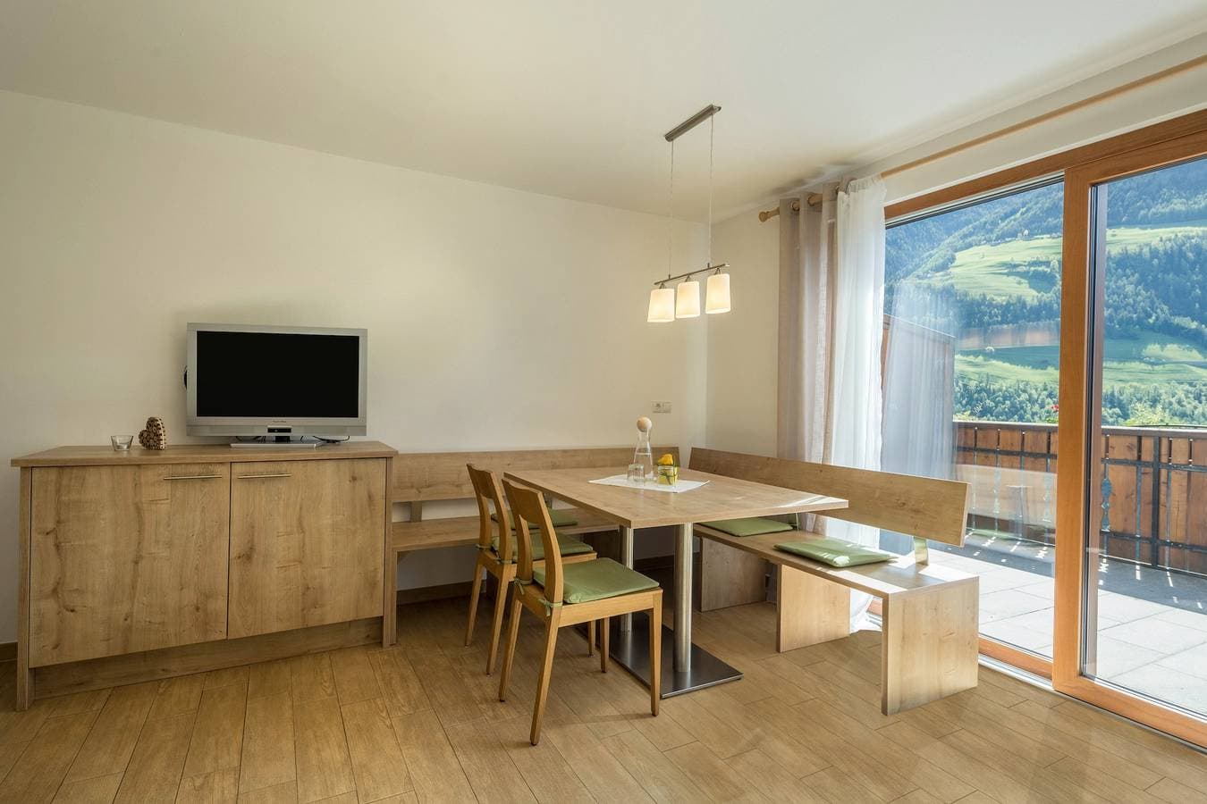 Foto 3 von 18: Gemütliche Ferienwohnung "Pfandlerhof Grün" mit Bergblick, WLAN, Balkon & Garten