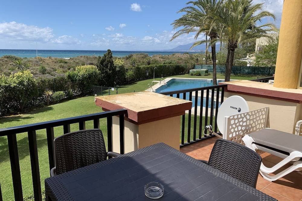 Apartment 817 on the beachfront with sea views 1