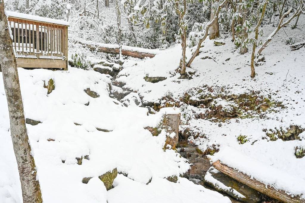 Foto 2 von 32: Dog Friendly, Polar Express, Hot tub, babbling creek