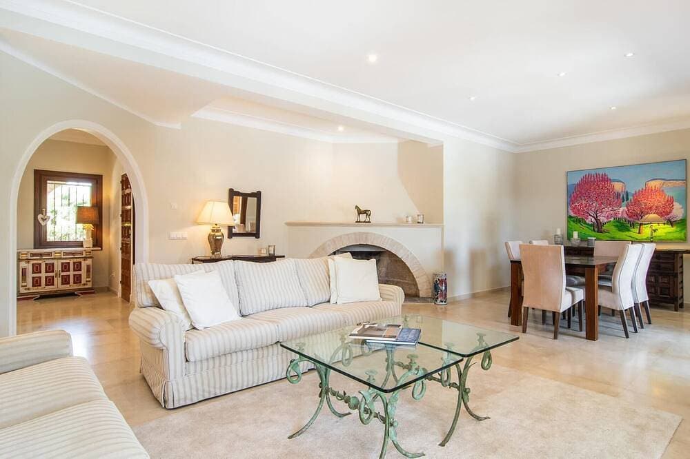Foto 5 von 30: Lovely home in Cala Pi with private swimming pool, can be inside or outside