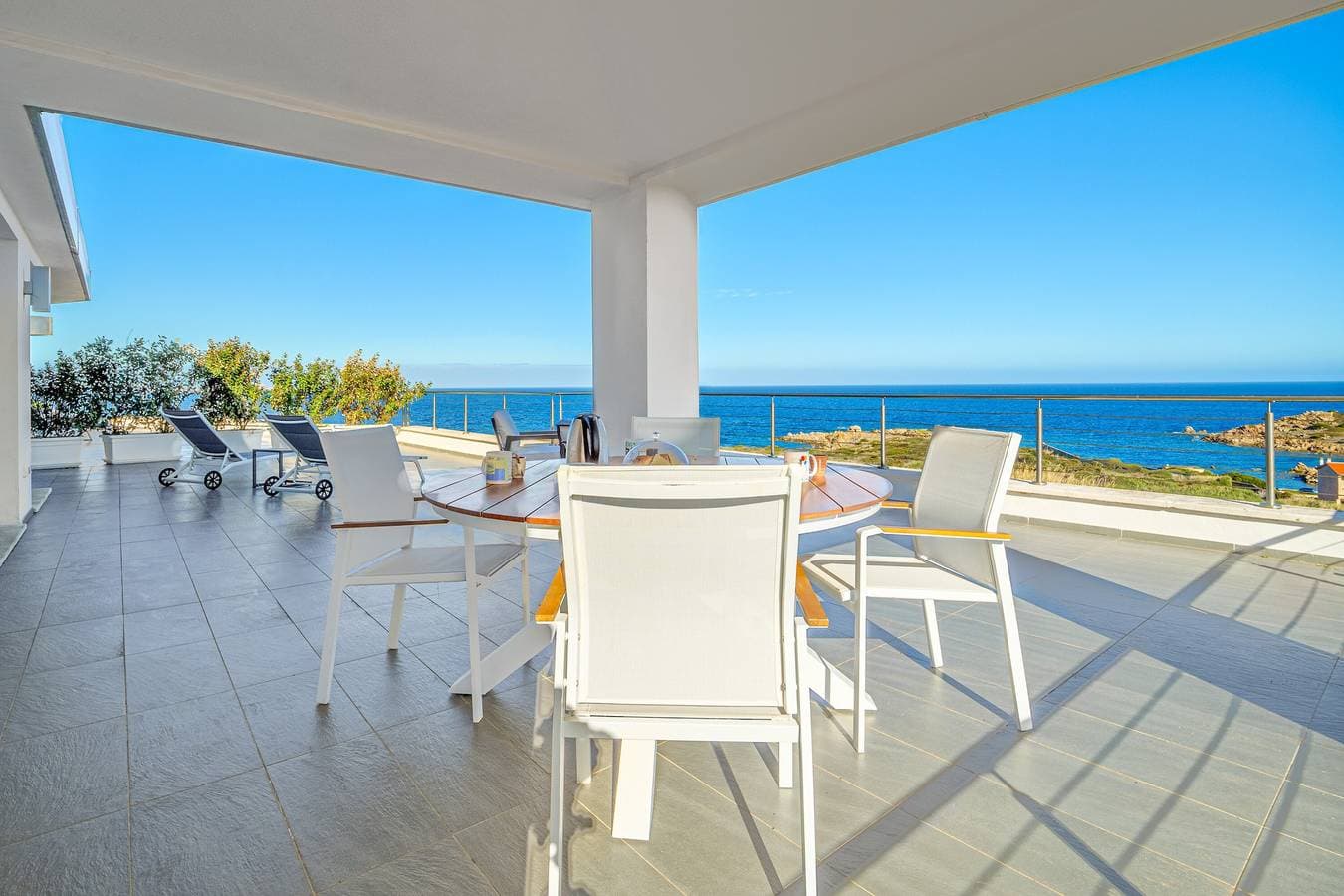 Foto 5 von 33: Ferienwohnung 12 in der Villa Marconi mit Blick auf das Meer und die Berge und Panoramaterrasse