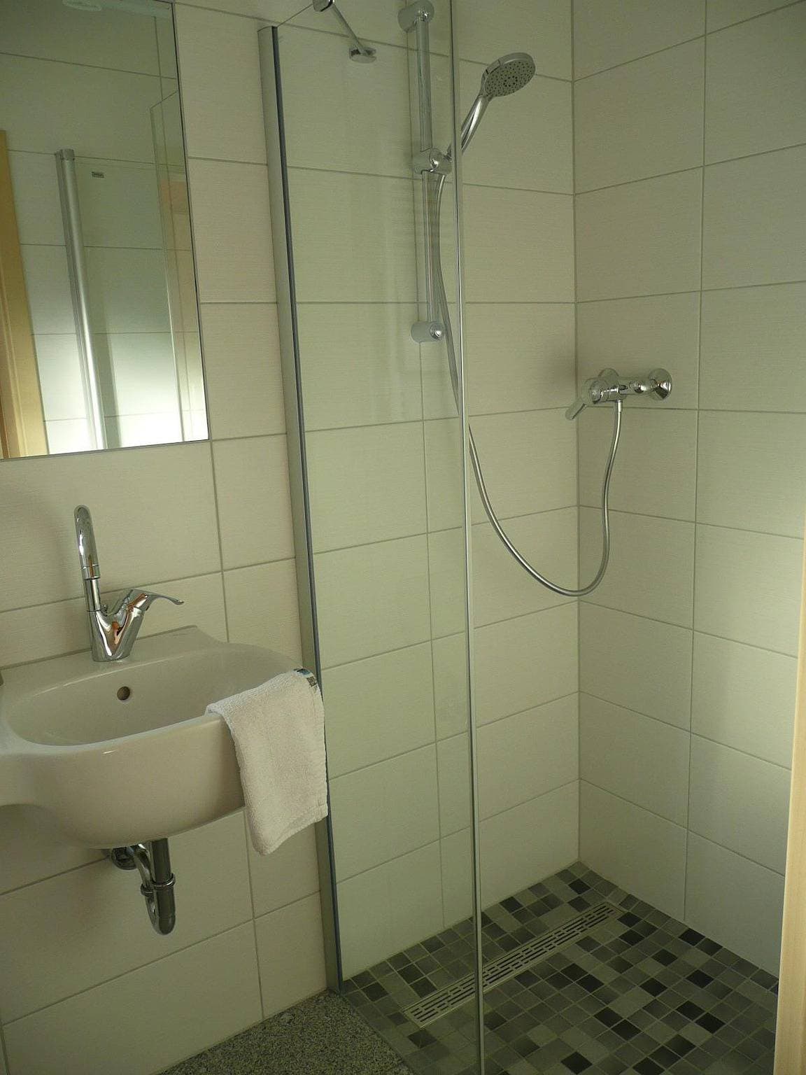Foto 7 von 15: Doppelzimmer Dusche/Wc - Balkon