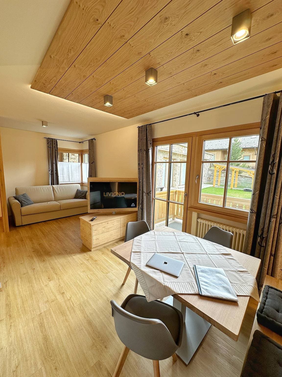 Foto 9 von 31: Ferienwohnung Chalet Monteneve Verde mit Bergblick, Balkon und WLAN