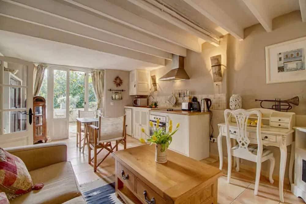 Romantic 1 bed with private patio overlooking orange grove 1