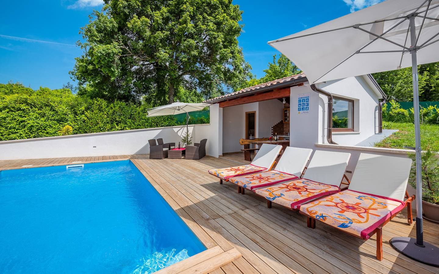 Sonnige Villa mit Privatpool, Jacuzzi, Ping-Pong, Spielplatz, Babybett 1