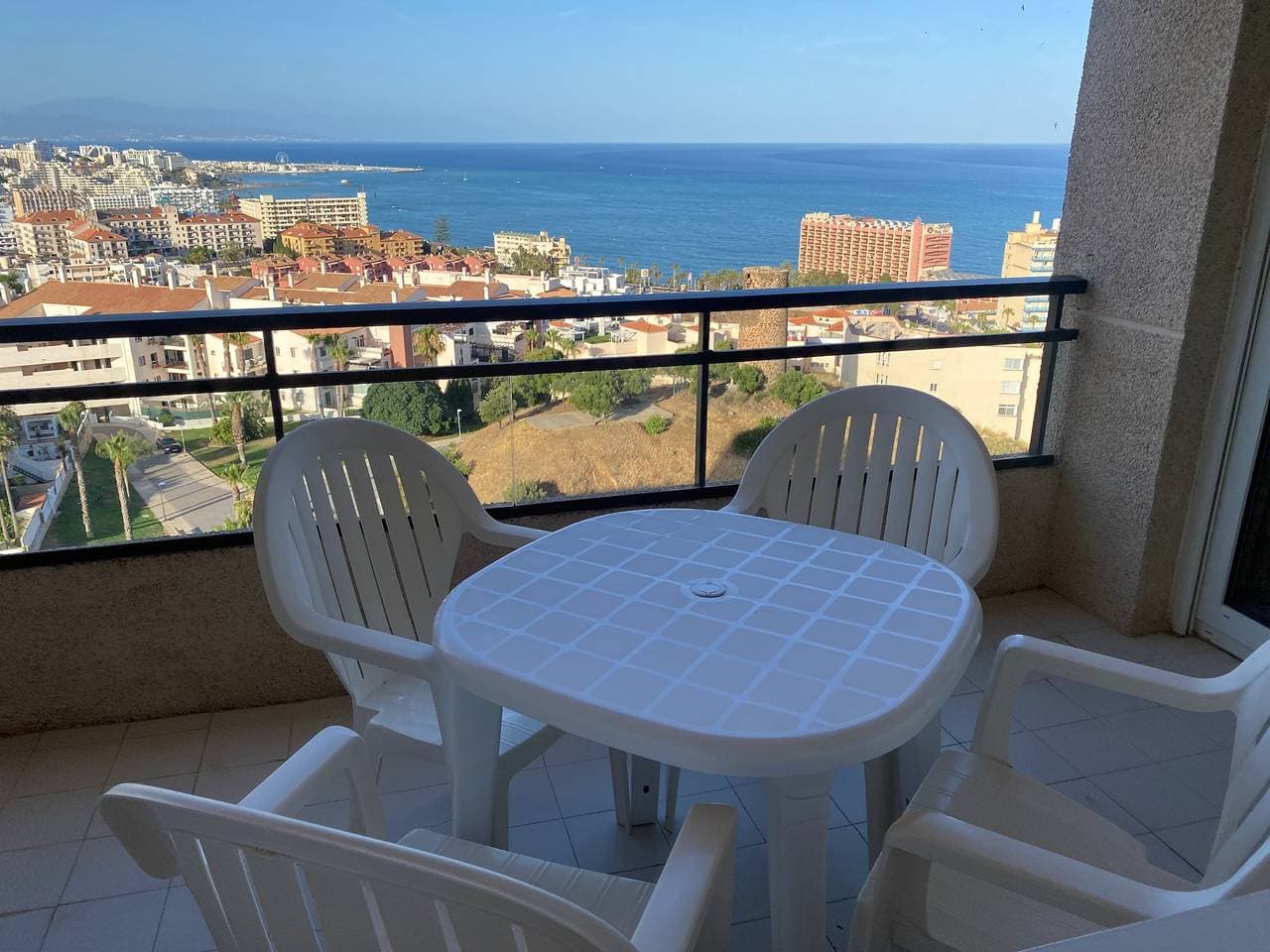 Foto 7 von 28: Apartment 'Oasis Torrequebrada' mit Ausblick, Pools, privatem Parkplatz und WLAN