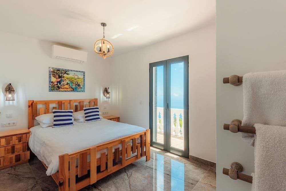 Foto 2 von 30: Blue Sea Tower, Luxusvilla, privater beheizter Pool und Gärten. Hervorragender Meerblick