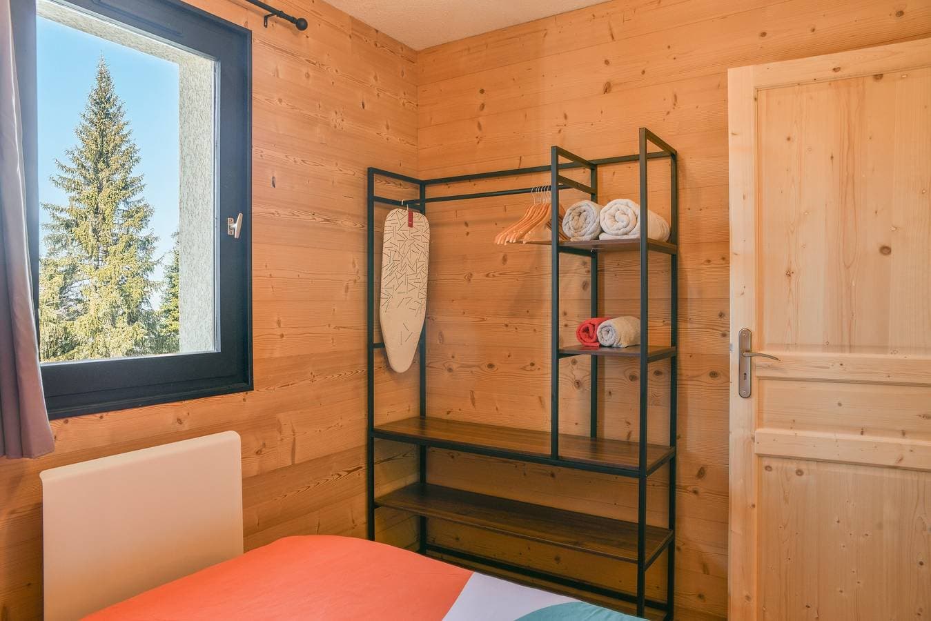 Foto 13 von 24: Ferienwohnung 'L'ourson' mit Bergblick, Gemeinschaftspool und Wi-Fi