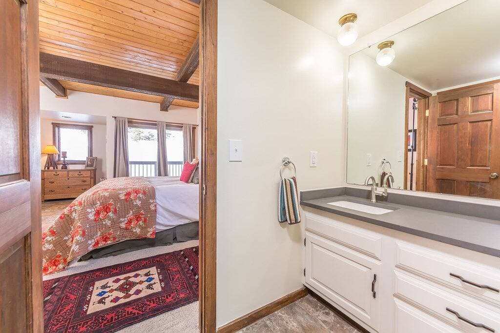Foto 8 von 44: Neu Renoviert! Ski-in, Ski-out, 2 Schlafzimmer / 2 Bäder direkt an der Piste.