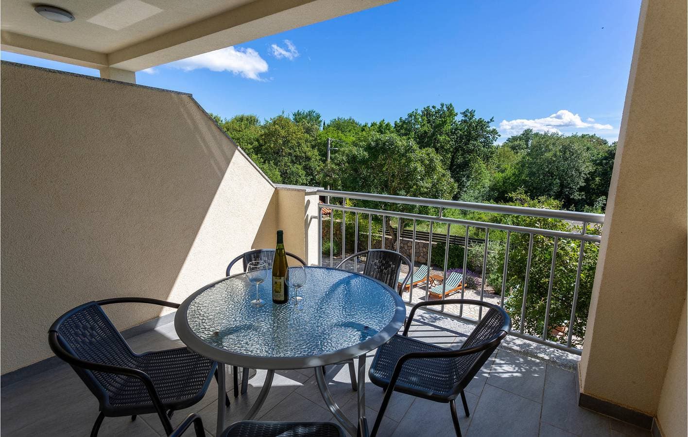Foto 8 von 39: Gemütliche Ferienwohnung mit Terrasse und Pool, 1000 m vom Strand von Jert entfernt