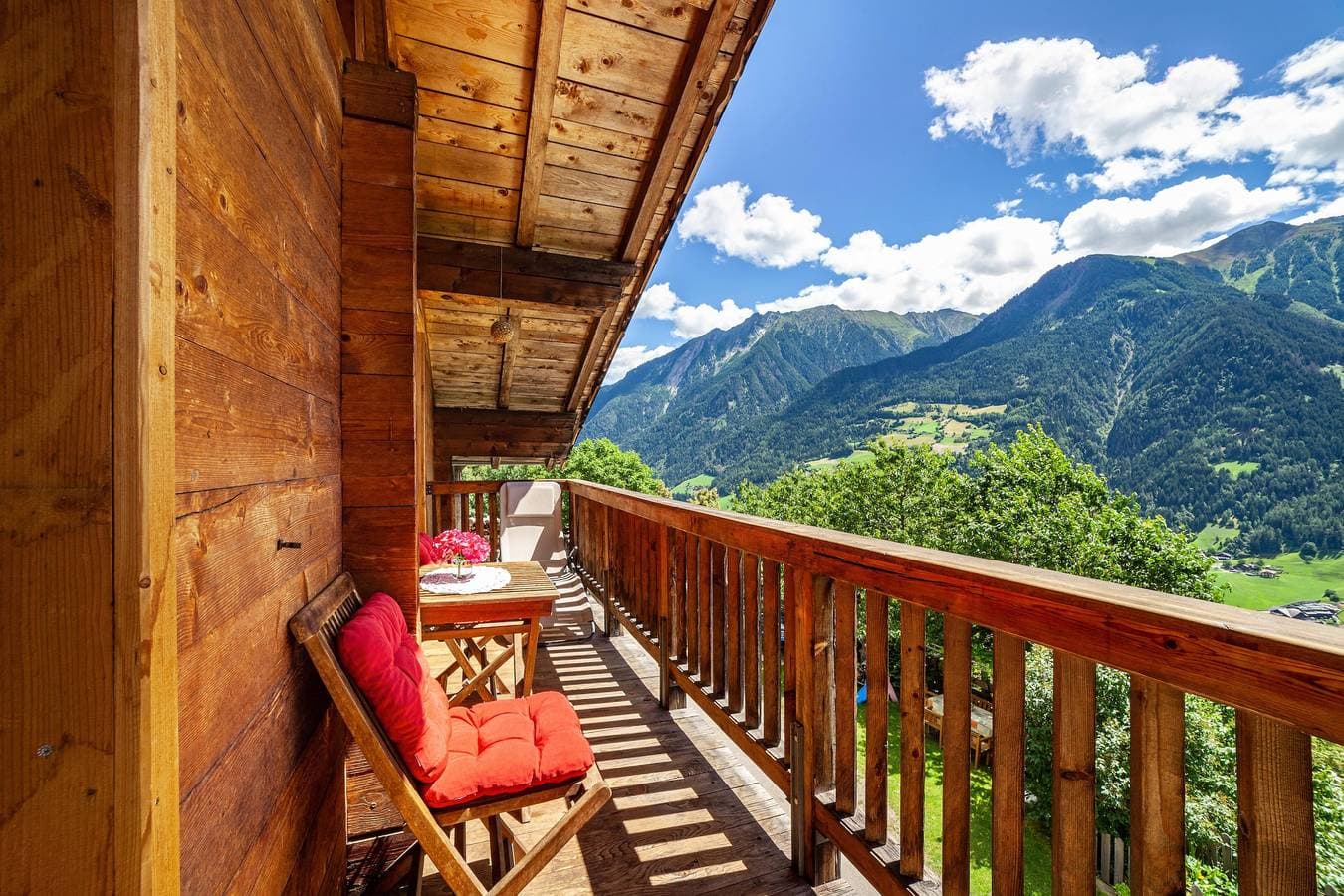 Foto 4 von 34: Ferienwohnung 'Almbergerhof Wohnung Hirzer' mit Bergblick und Balkon