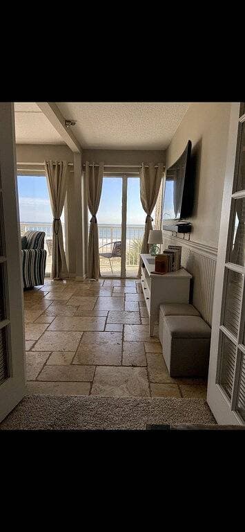 Foto 3 von 43: Cozy & Cheerful Oceanfront 2-bedroom condo w/ pool