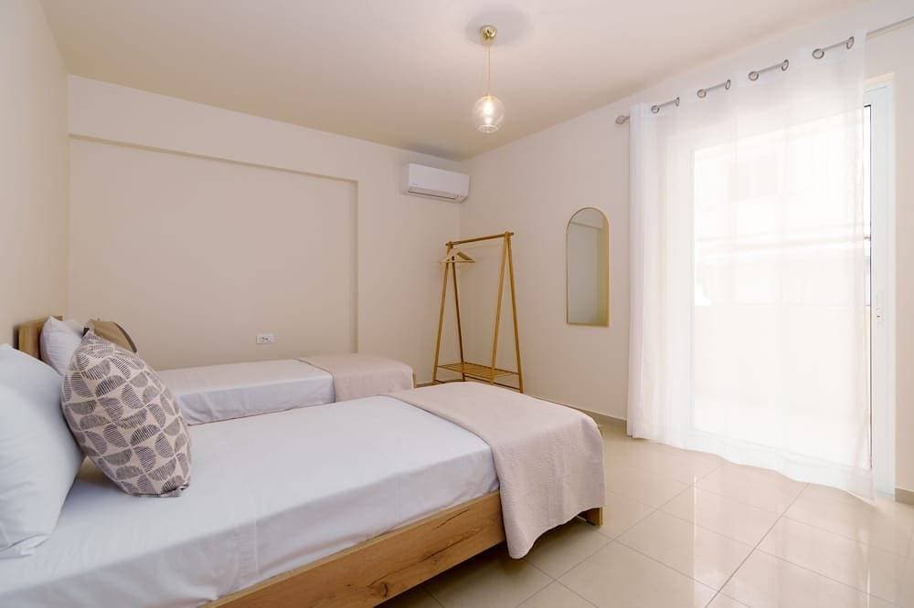 Foto 8 von 18: Oikies. Luxury Apartment with Lake View | private free parking area