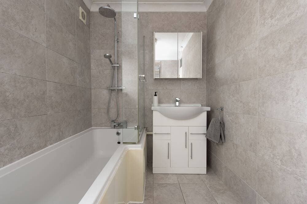 Foto 8 von 27: Modern 3-Bed | Sleeps 8 | Fast WiFi | Parking | Pool Table