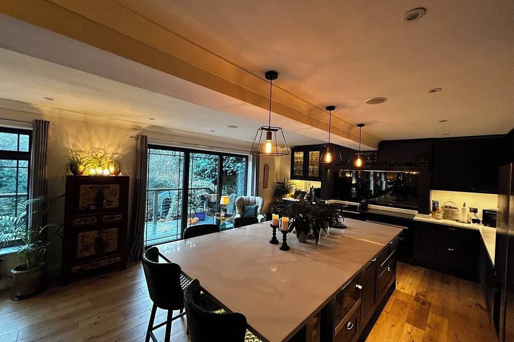 Luxury Surrey Hills 5 bedroom home w/hot tub, set in woodland 1