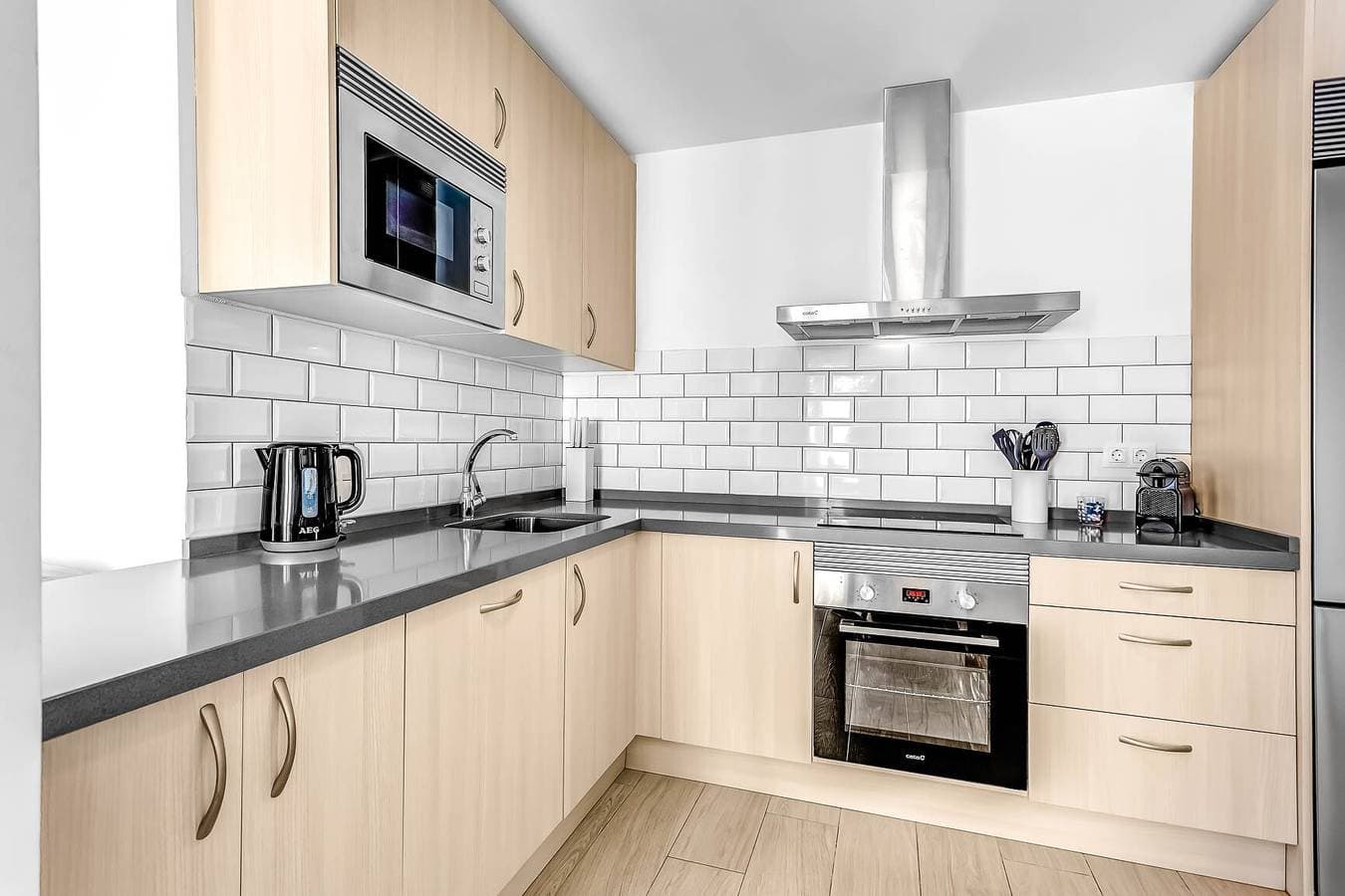Foto 5 von 25: Ferienwohnung 'Torreblanca Deluxe Holiday Home' mit Meerblick, Gemeinschaftspool & WLAN