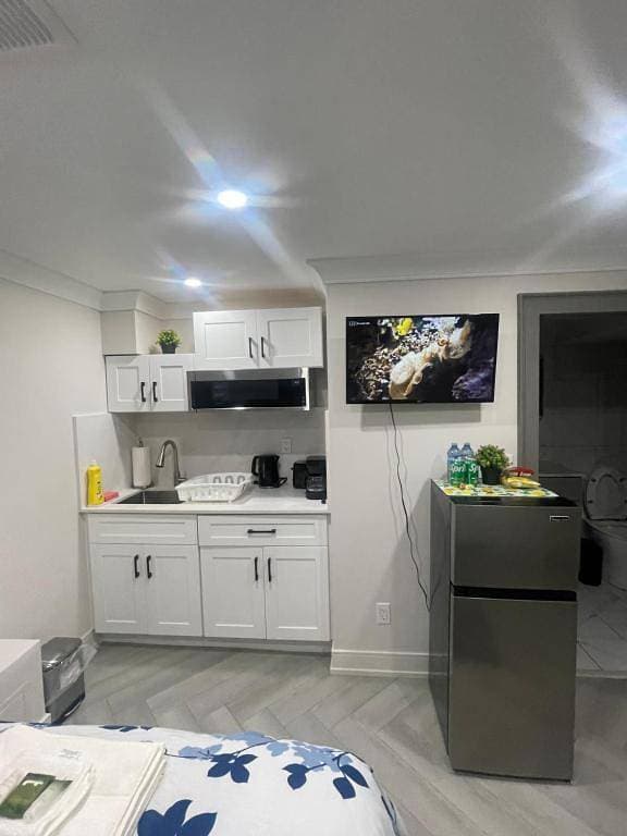 Foto 2 von 30: Luxuriöses Zimmer mit privatem Bett und Bad im Untergeschoss in Toronto