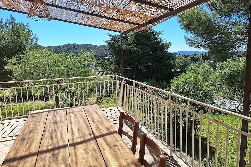 Large air-conditioned villa on the outskirts of Beaucaire. 1