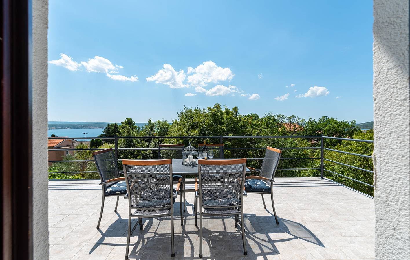 Foto 4 von 37: Ferienwohnung am Meer mit Terrasse, Küche und Parkplatz in der Nähe von Novigradsko Mehr